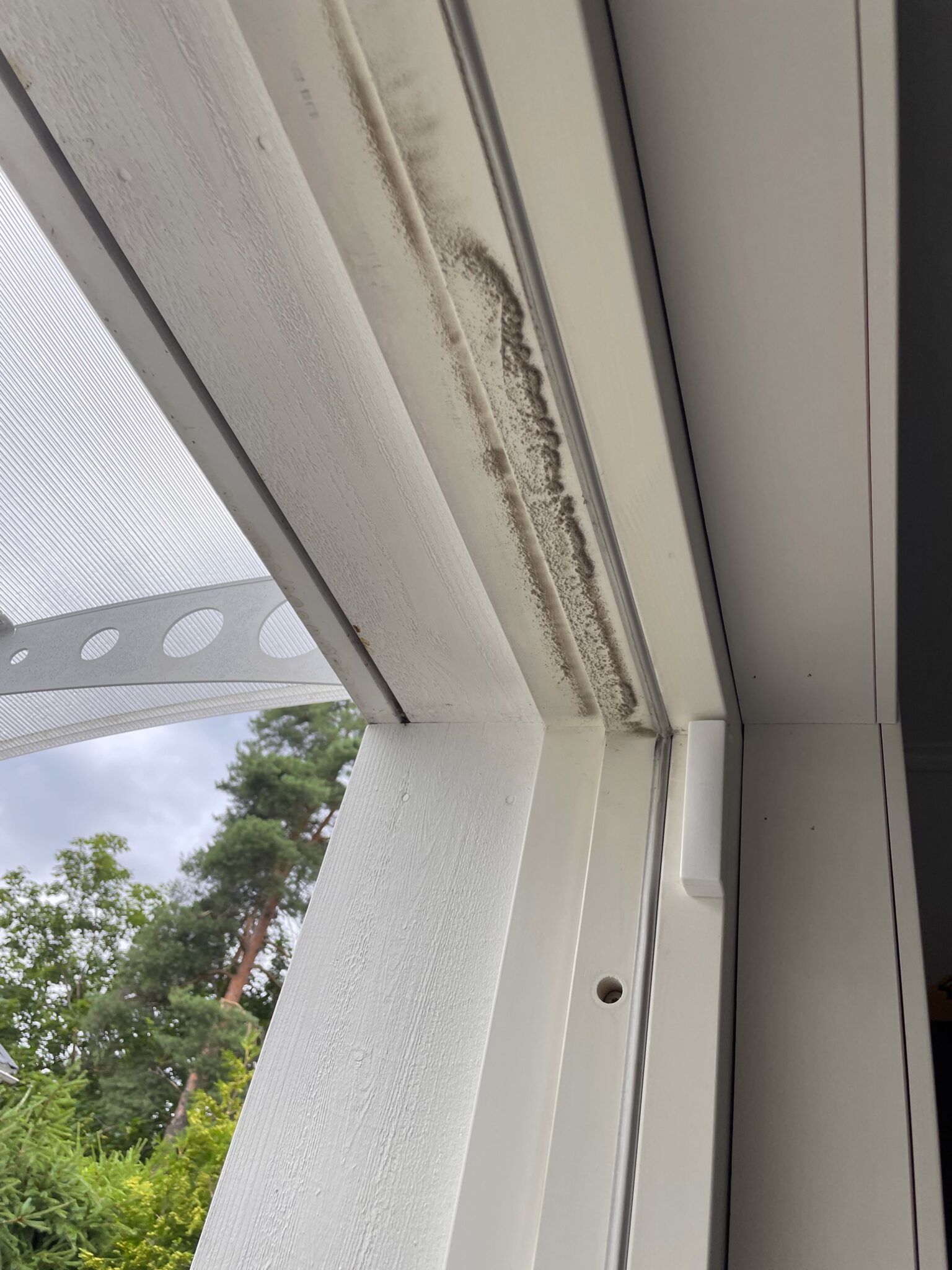 Parvekeoven vaihto ja tiivistys lämmöneristyksen parantamiseksi Helsingissä.