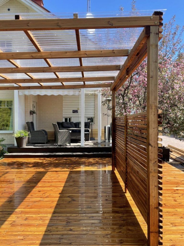 Terassin laajennus ja kestopuun asennus ammattilaisen toimesta.