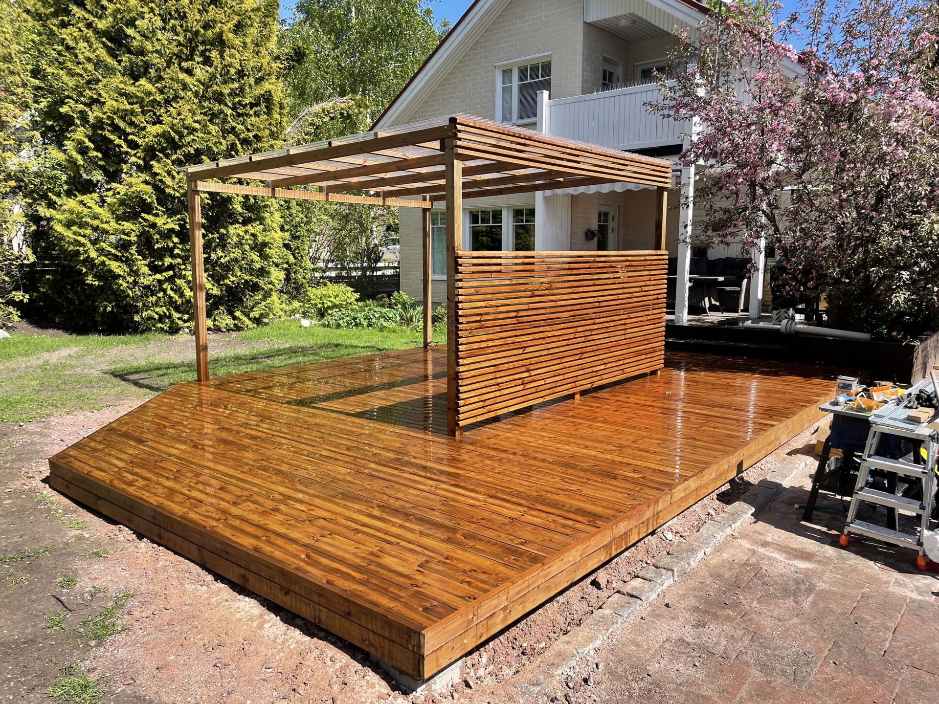 Uuden puuterassin rakentaminen omakotitalon pihaan Uudellamaalla.