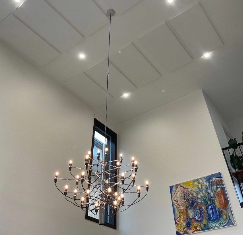 Keittiön välitilan työskentelyvalo ja modernit kattospotit.