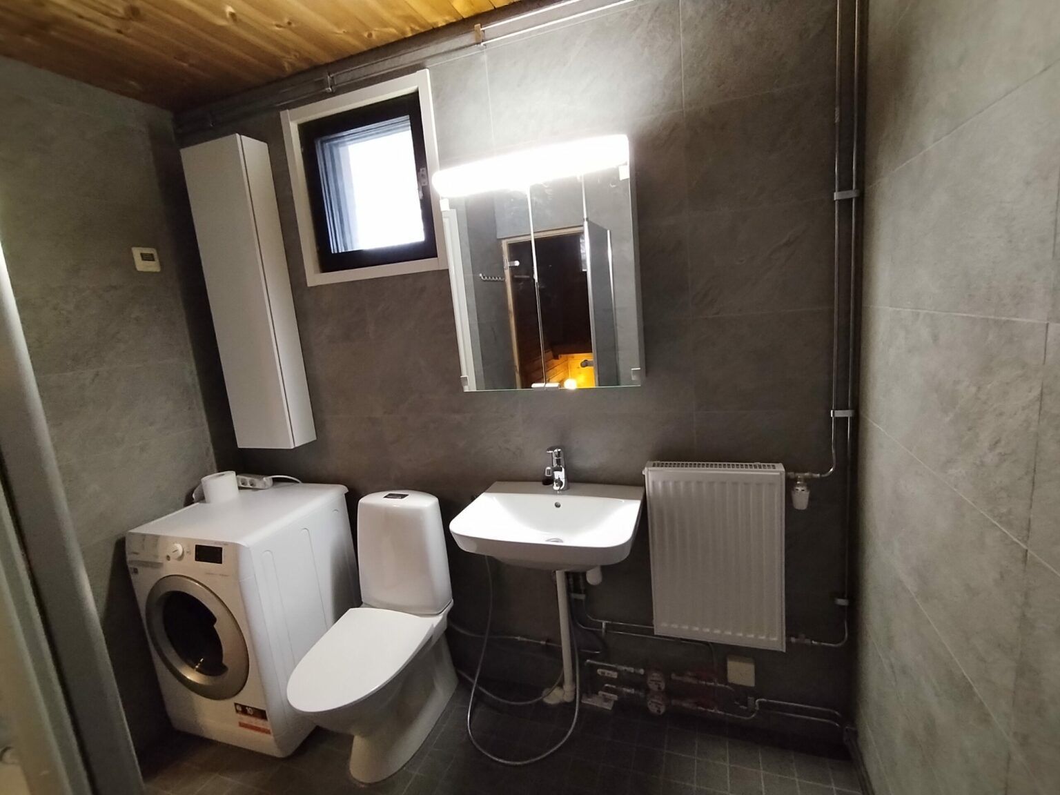 Kylpyhuoneremontti ja laatoitustyöt Uudellamaalla sijaitsevassa kohteessa.