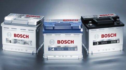 Drei Bosch-Autobatterien nebeneinander vor hellem Hintergrund.