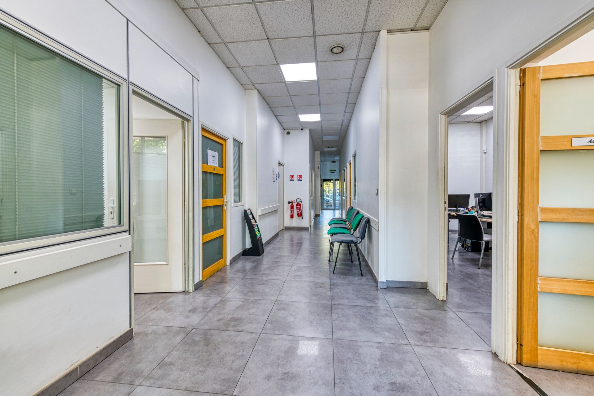 Un hall d'entrée avec plusieurs bureaux
