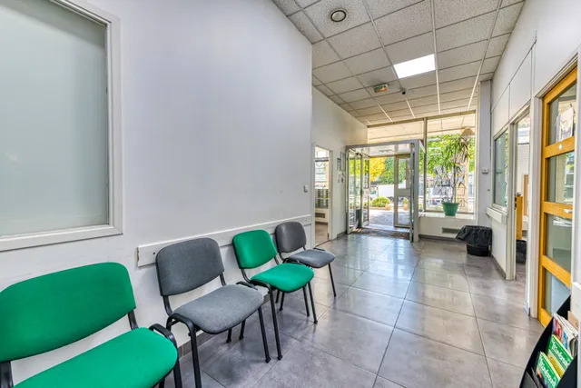 Un hall d'entrée avec des chaises pour patienter