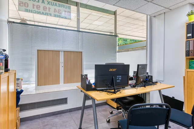 Un bureau avec un ordinateur dessus