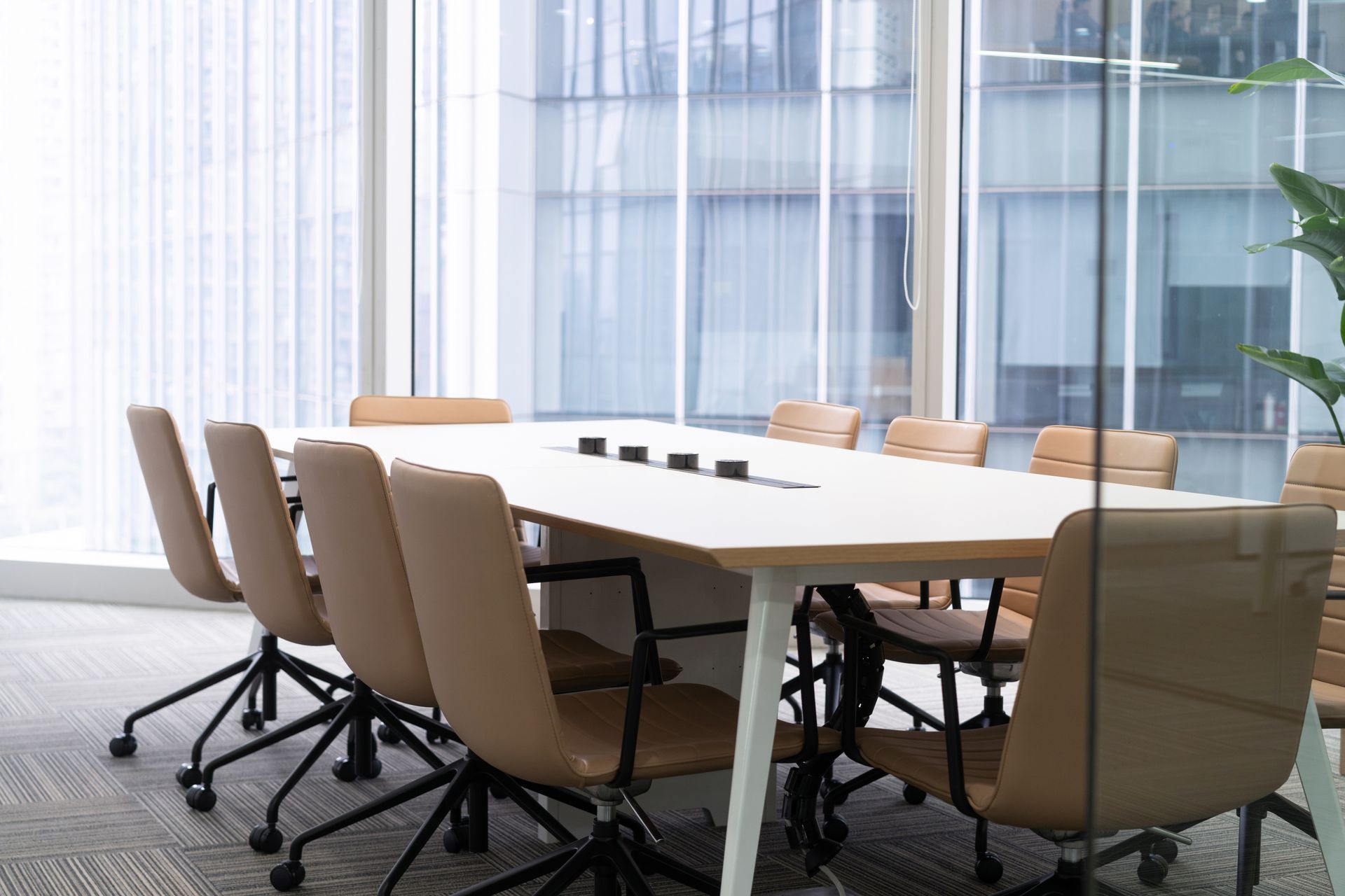 Une salle de réunion avec une belle vue