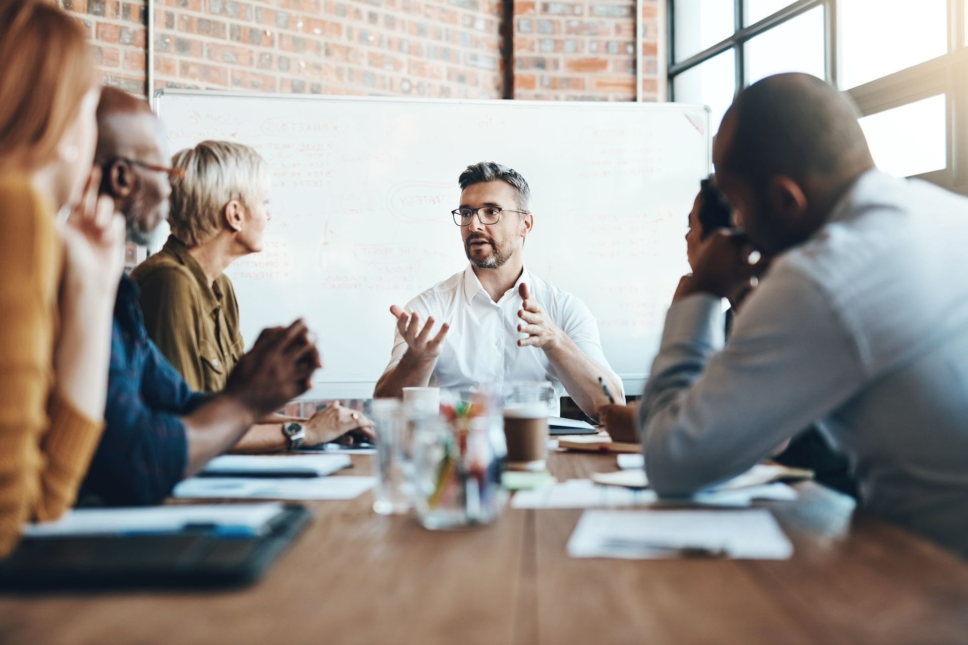 Une équipe dans une salle de réunion