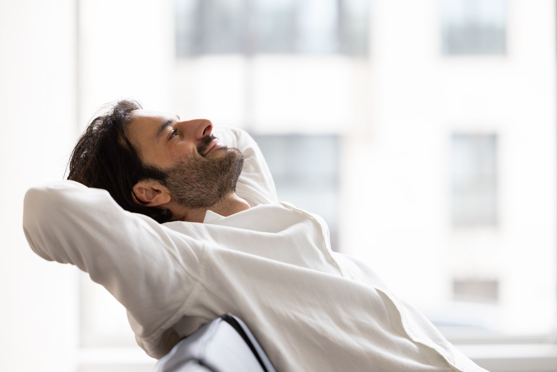 Un homme qui se relaxe