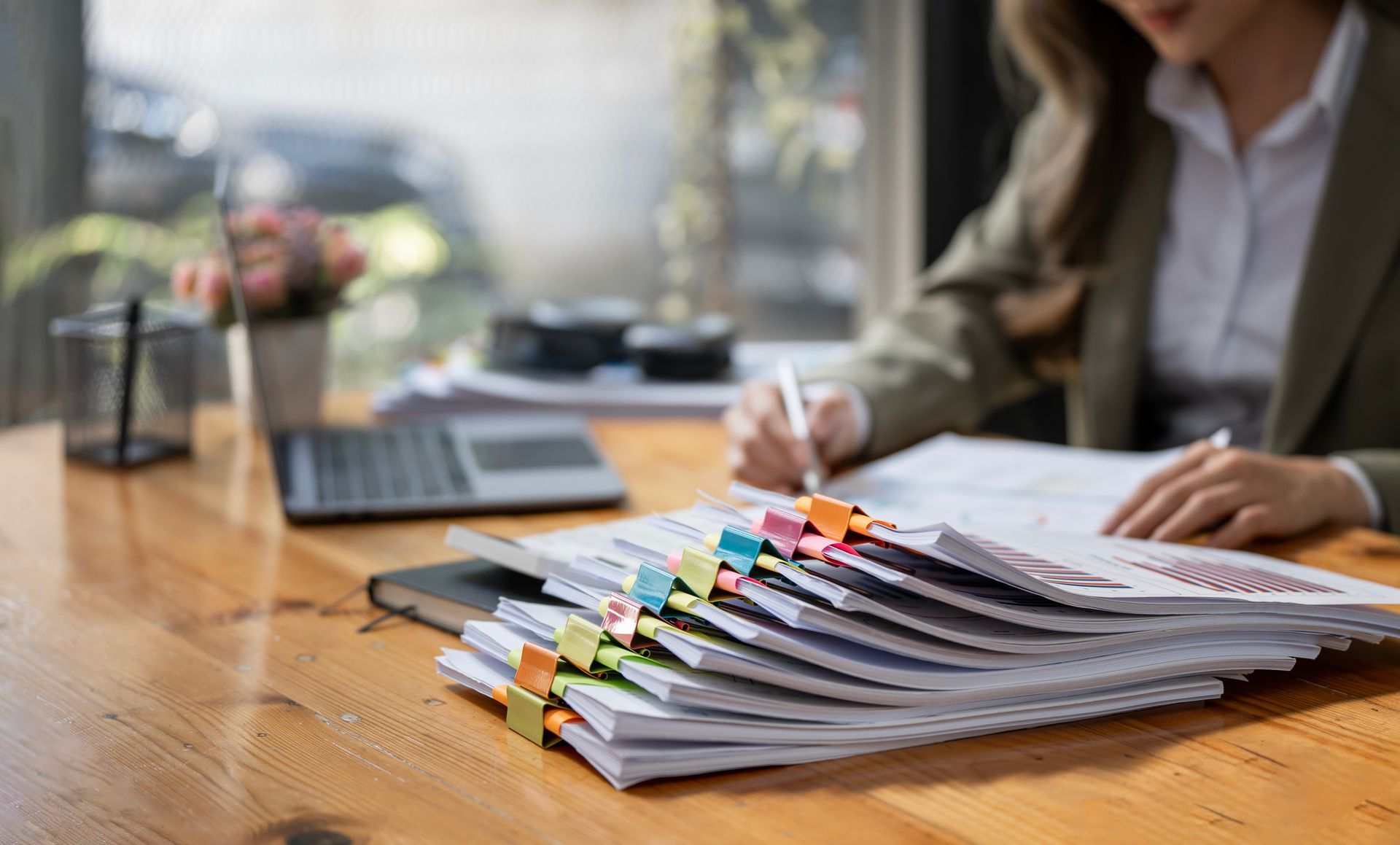 Un femme qui trie des documents
