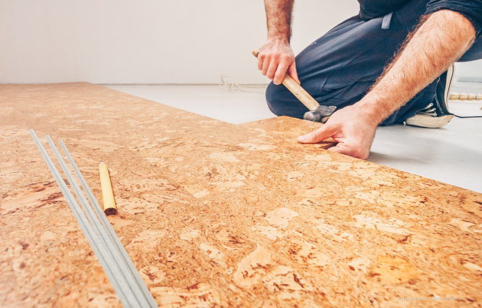 Elektrische Fußbodenheizungsmatten unter Holzfußböden in einem im Bau befindlichen Raum