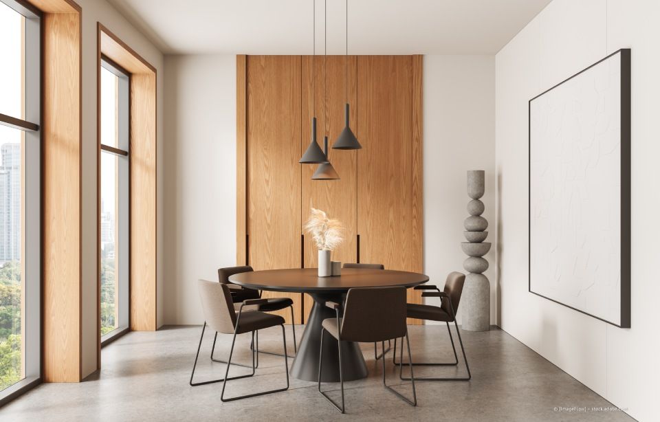 Modernes Esszimmer mit rundem Holztisch, schwarzen Stühlen, Pendelleuchten und bodentiefen Fenstern