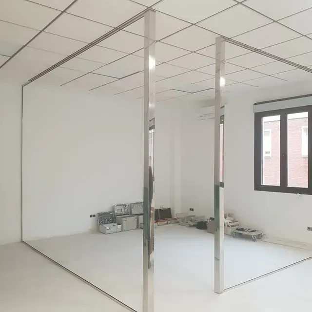 Una habitación con paredes blancas y estructura de acero inoxidable.