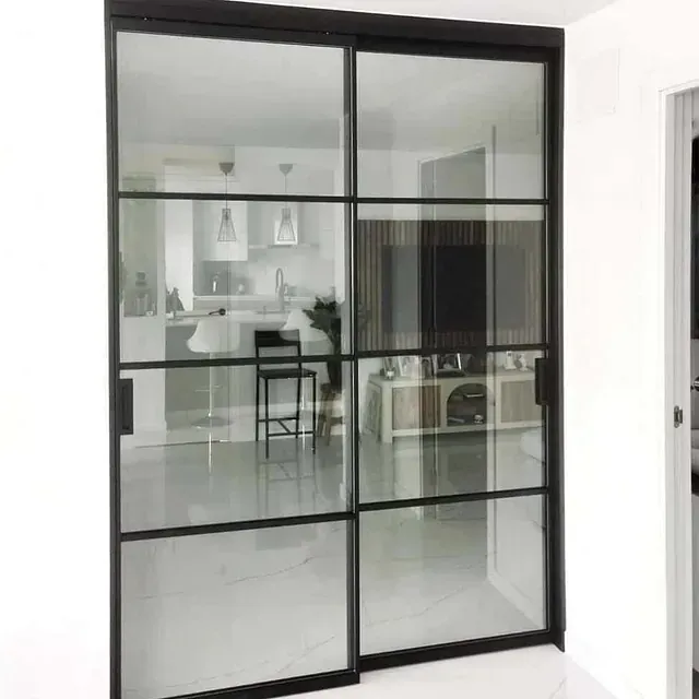 Una sala de estar con una puerta corrediza de vidrio entre la cocina y la sala de estar.