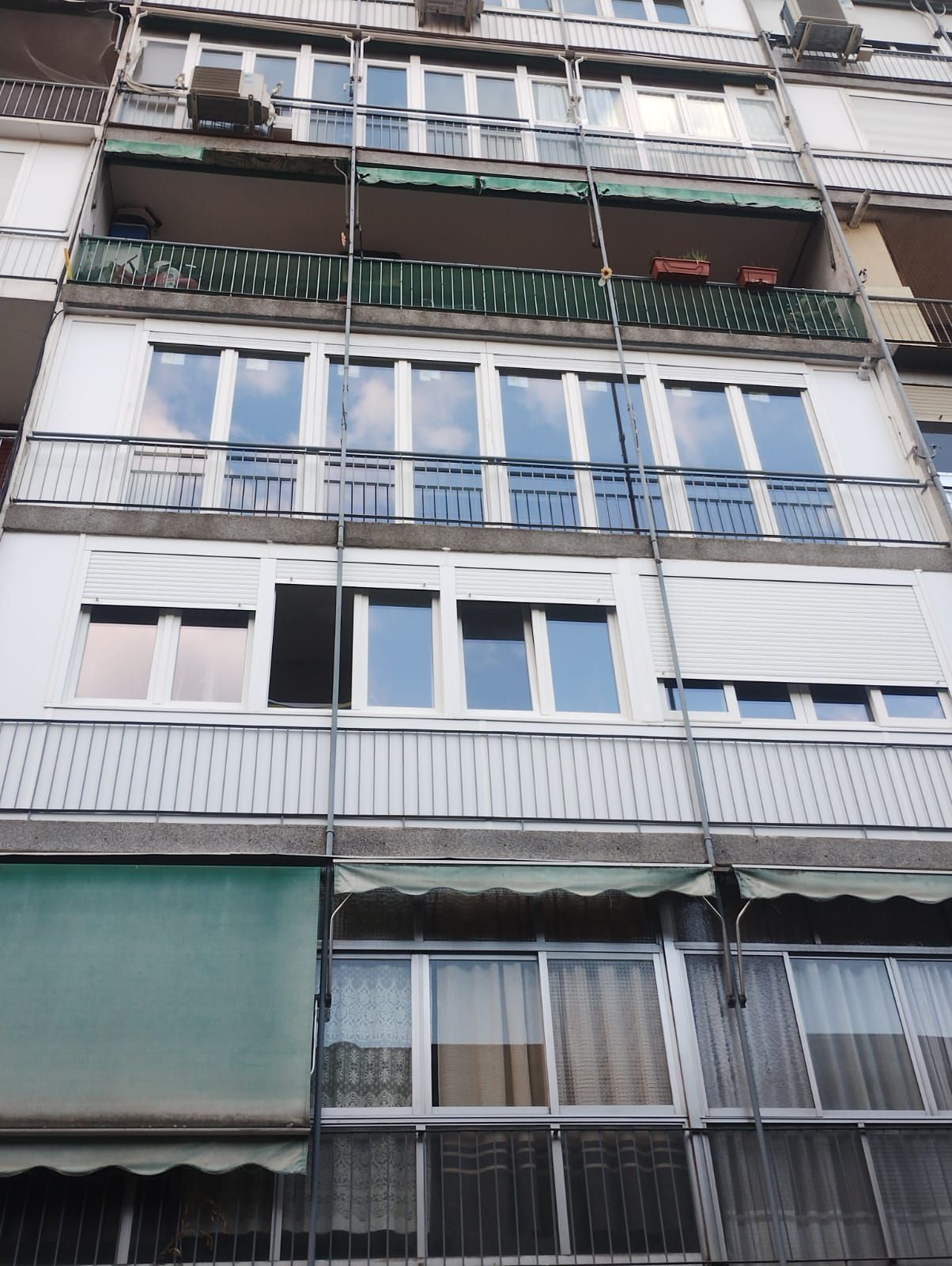 Un edificio con muchas ventanas y balcones