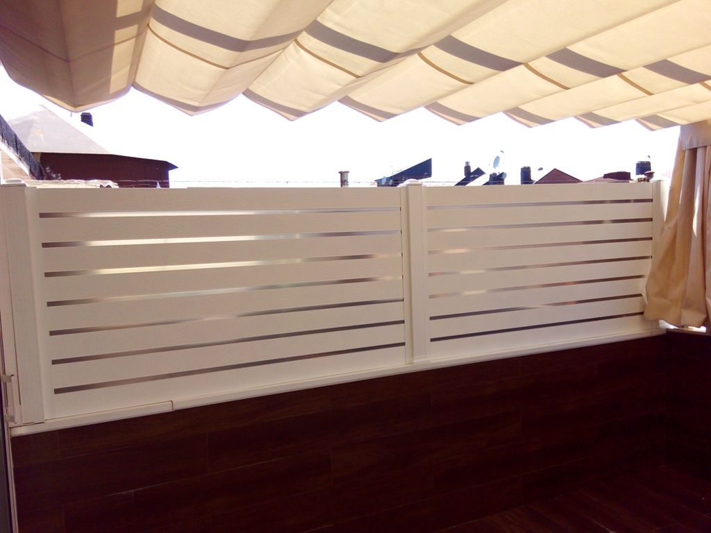 Una valla blanca con un dosel encima