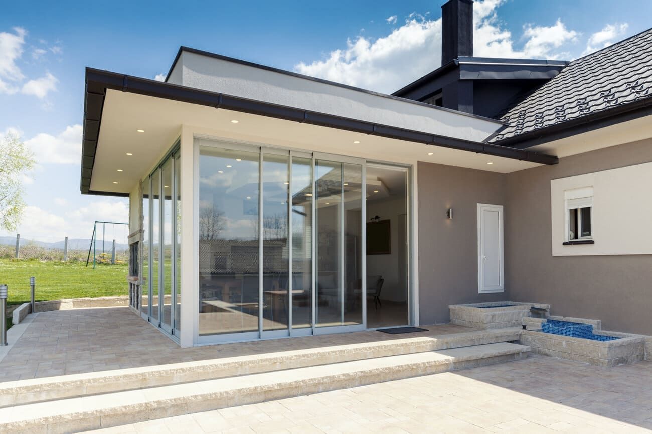 Una casa grande con muchas ventanas y escaleras.