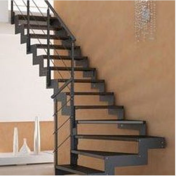 Una escalera negra sube por una pared de una habitación.