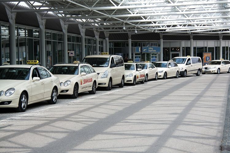 eine Taxi-Warteschlange