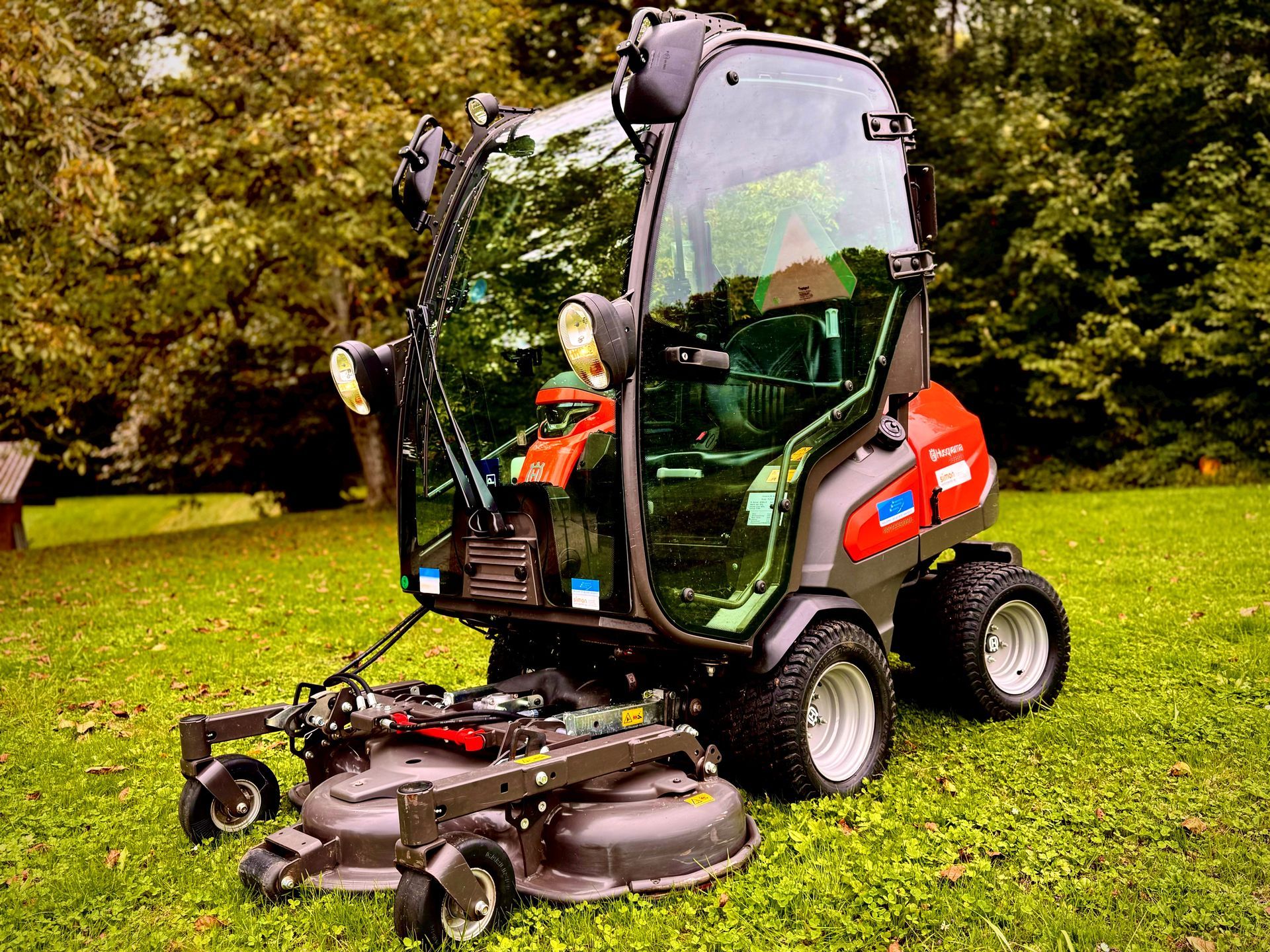 Ein Mann schneidet mit einer Heckenschere eine Hecke. Foto von der HGA GmbH