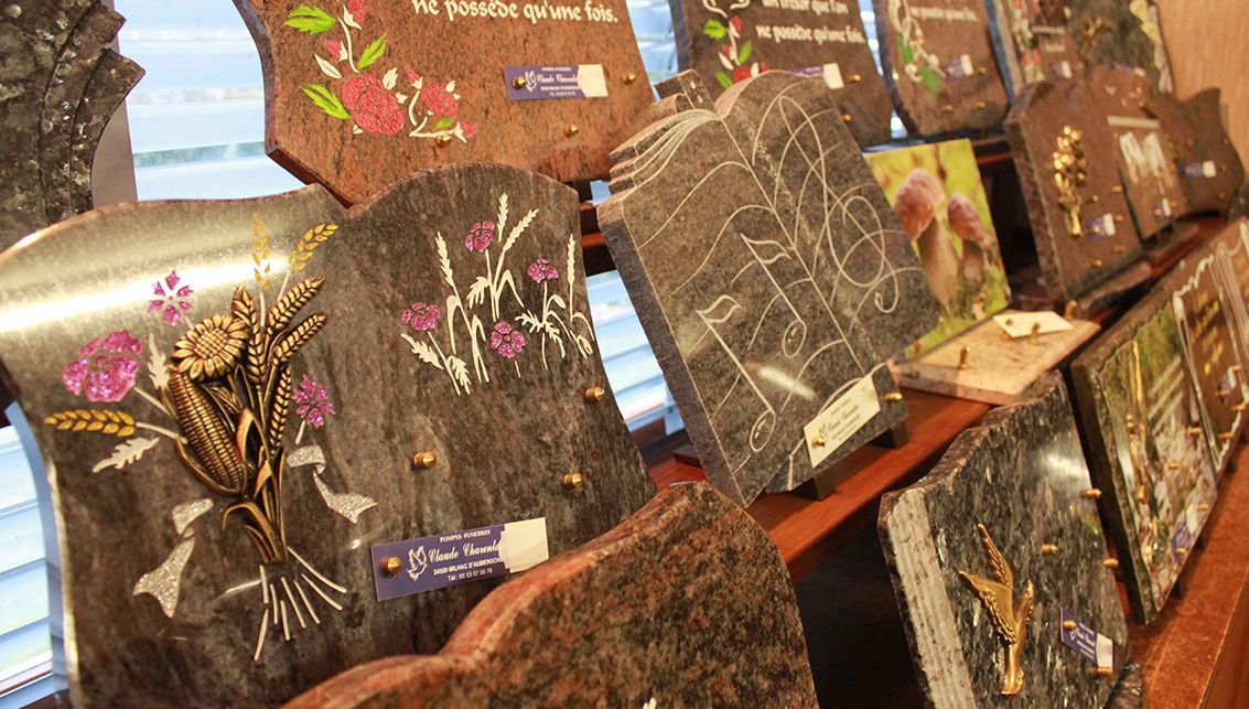 Présentation de sacs à main et de boîtes en tissu à motifs assortis sur une table dans un magasin.
