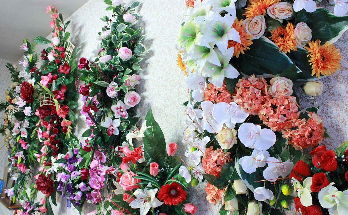 Composition florale de fleurs colorées disposées en forme de lettres
