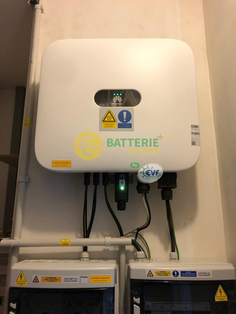 Onduleur placé entre panneaux photovoltaïques et batterie de stockage solaire