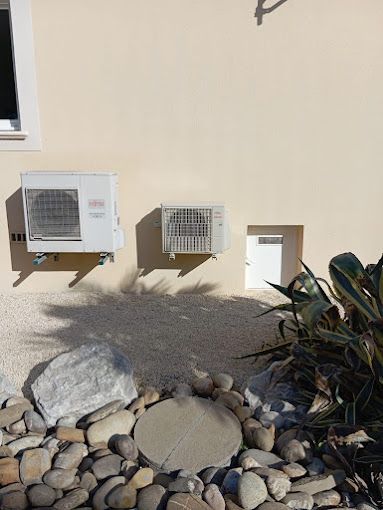Des pompes à chaleur en extérieur de mur de maison.