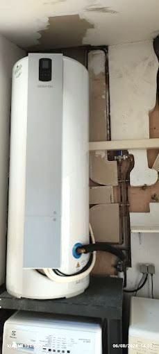 Un ballon thermodynamique dans le cellier d'une maison.