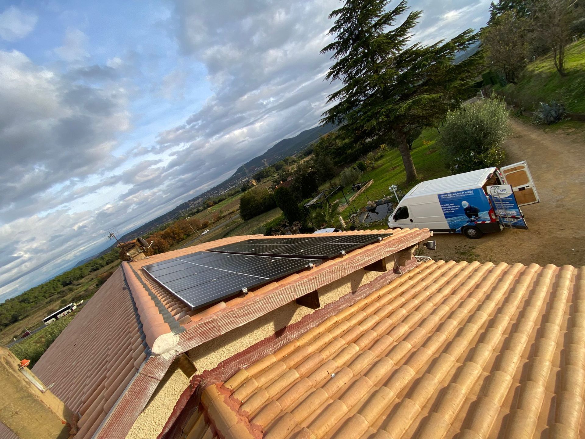Plusieurs panneaux photovoltaïques sur un toit plat.