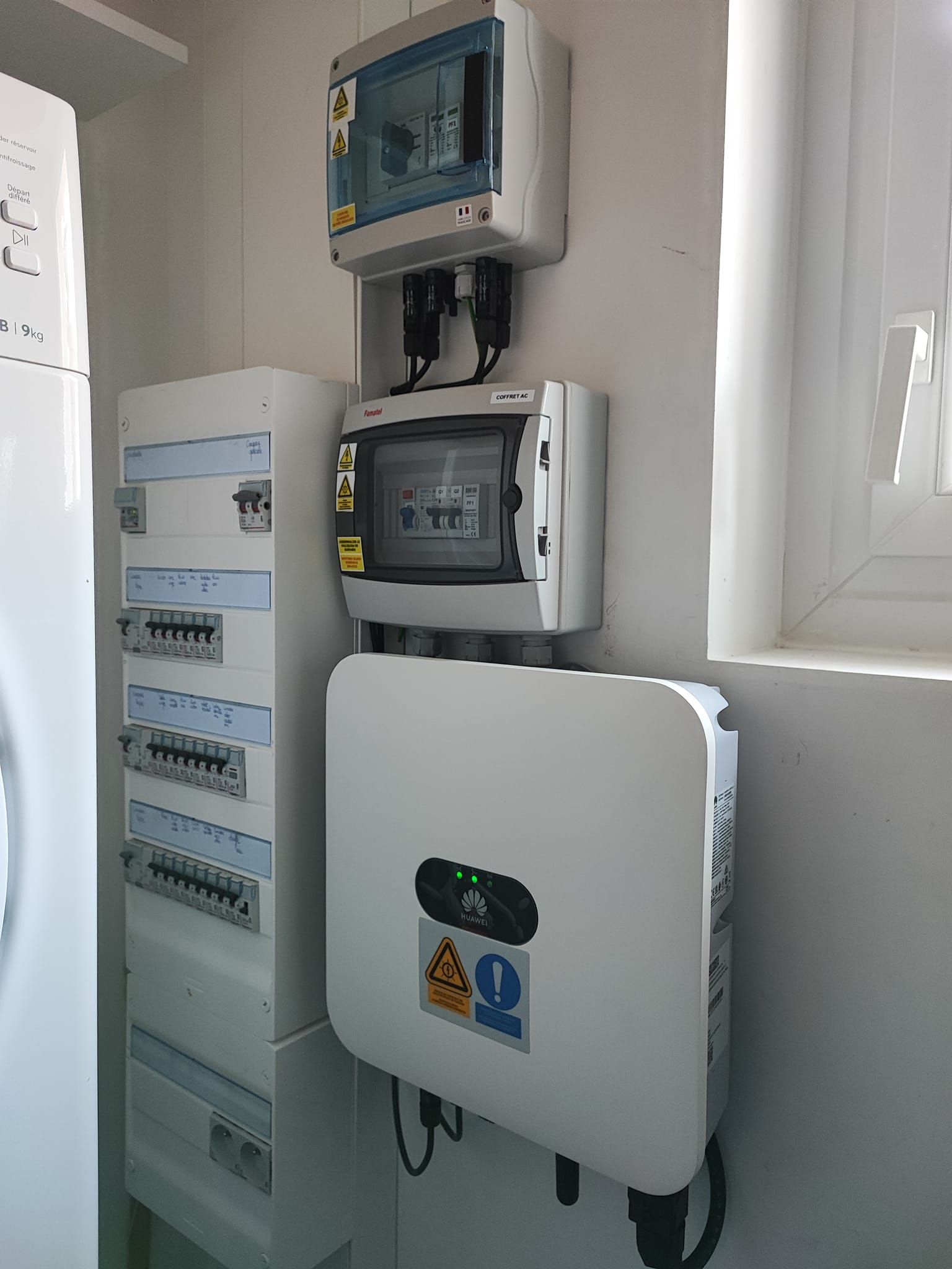 Système de stockage de l'énergie solaire dans une armoire électrique de maison.