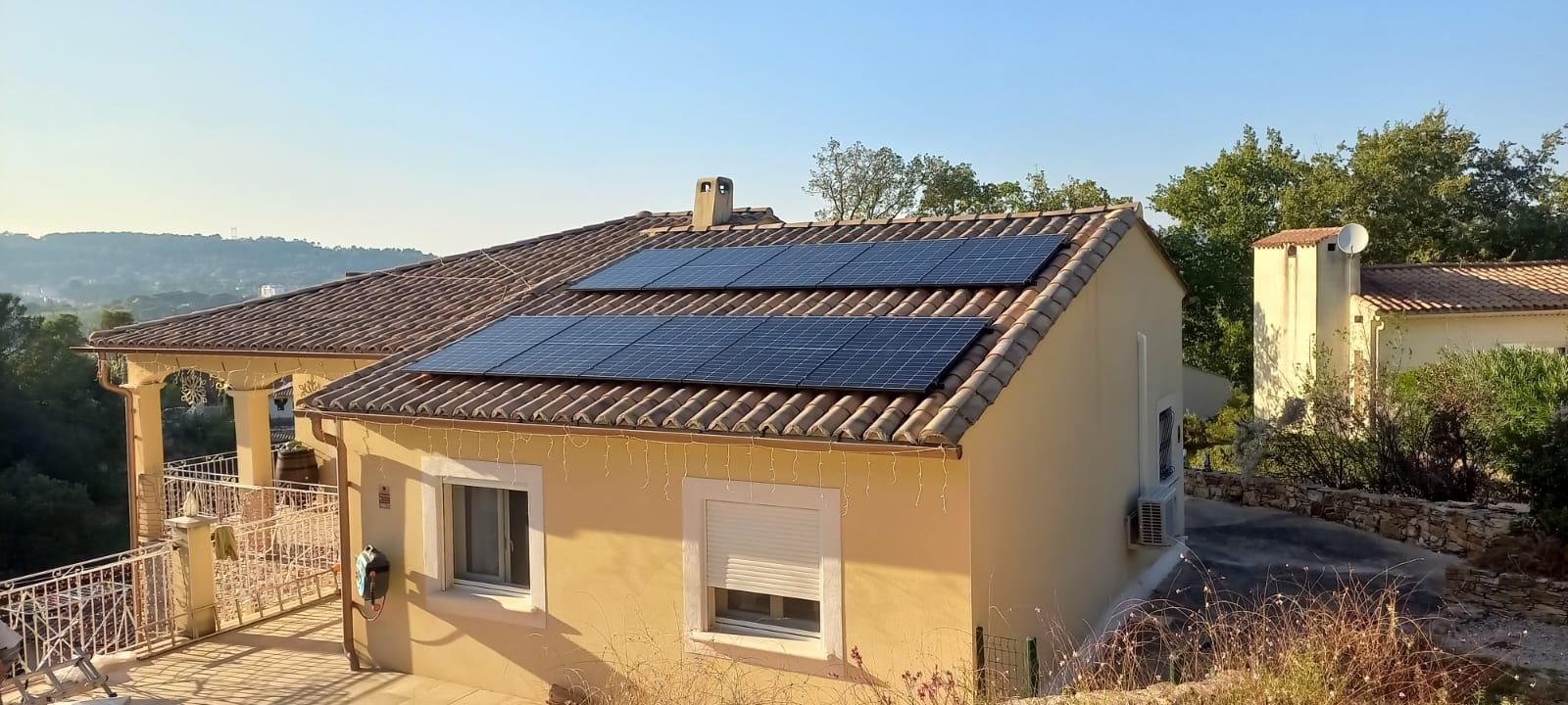 Une villa avec panneaux solaires sur toiture.