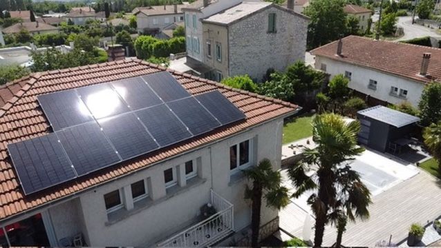 installation des sur un toiture panneaux solaires