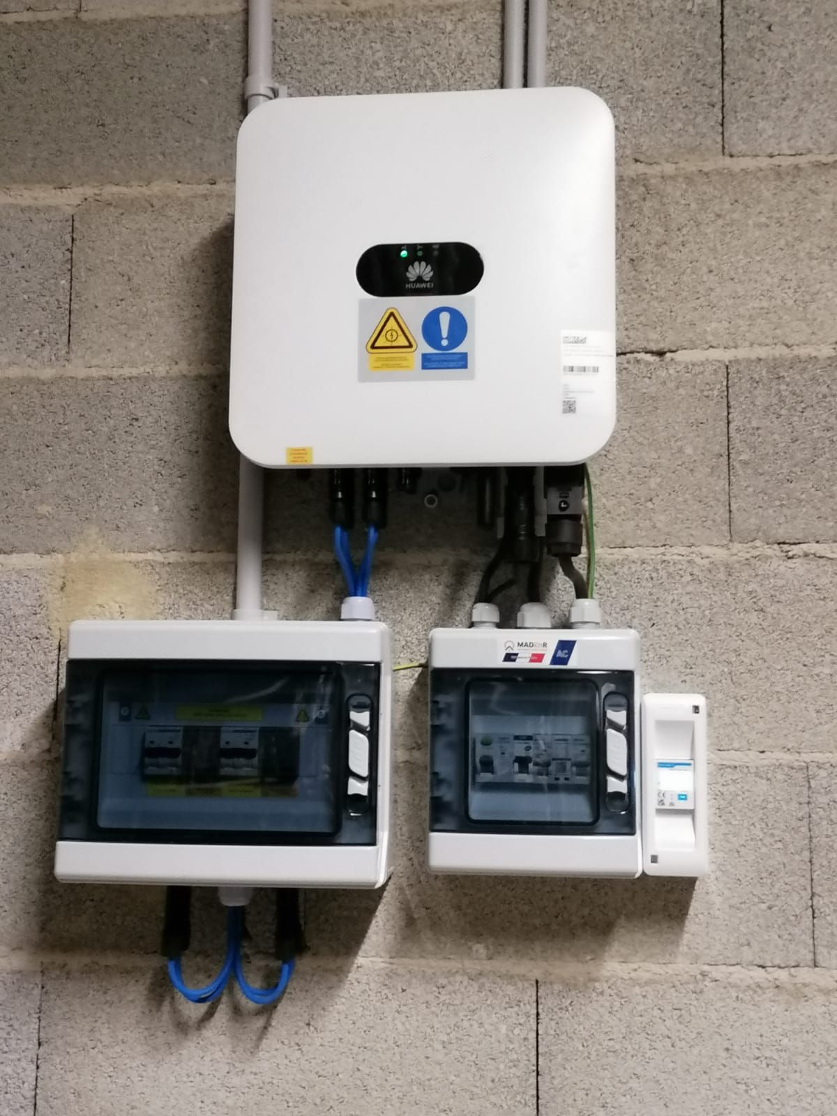 Un raccordement électrique dans une maison pour le stockage d'énergie via des panneaux solaires.