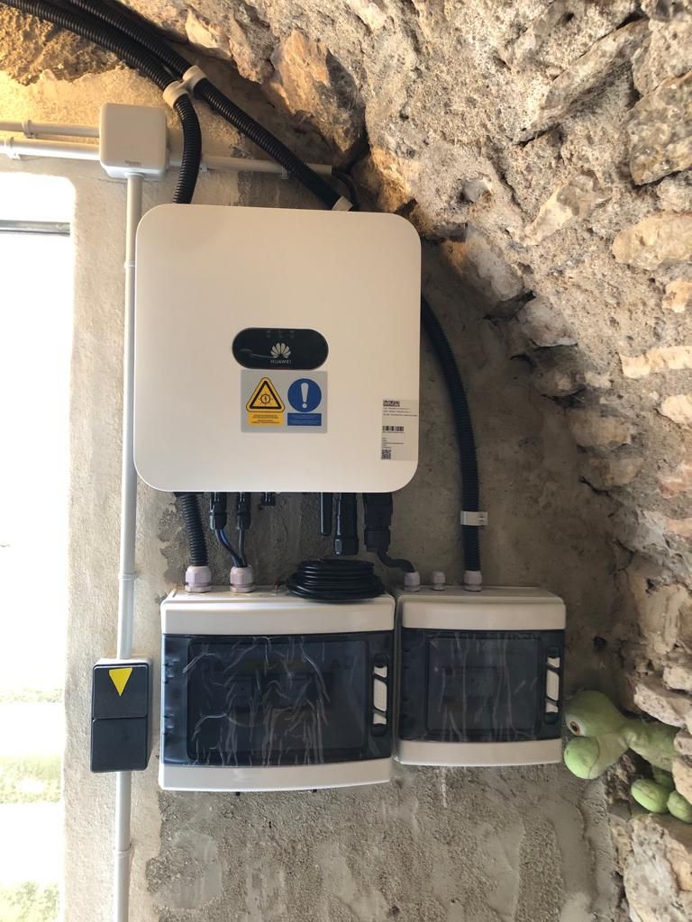 Un raccordement électrique dans une maison pour le stockage d'énergie solaire.