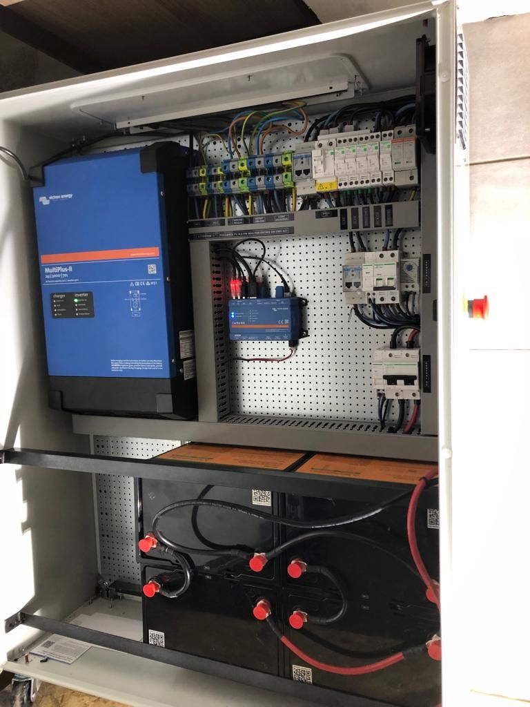 Armoire électrique et batterie de stockage de l'énergie solaire.