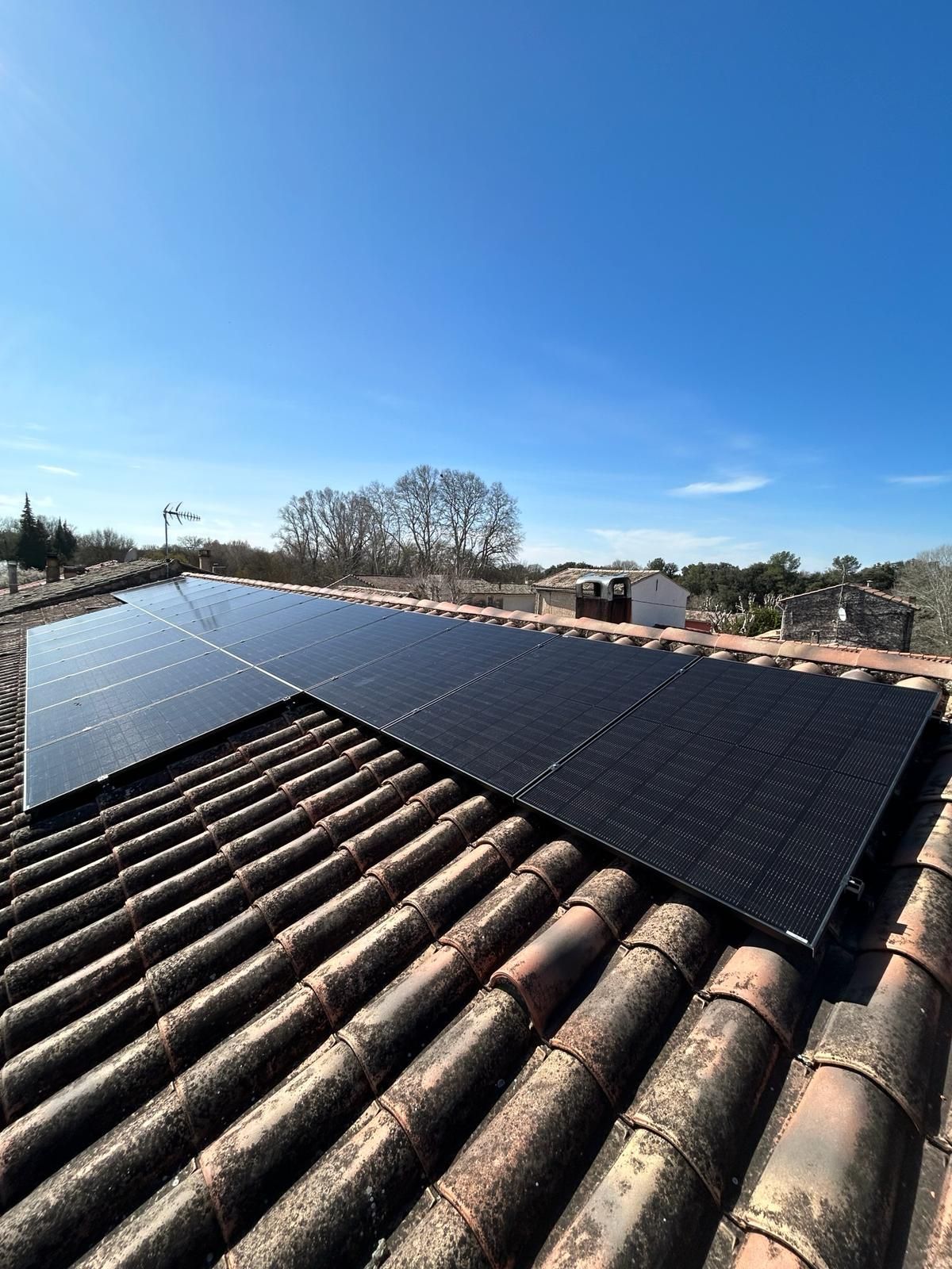 Des panneaux solaires sur une toiture de maison.