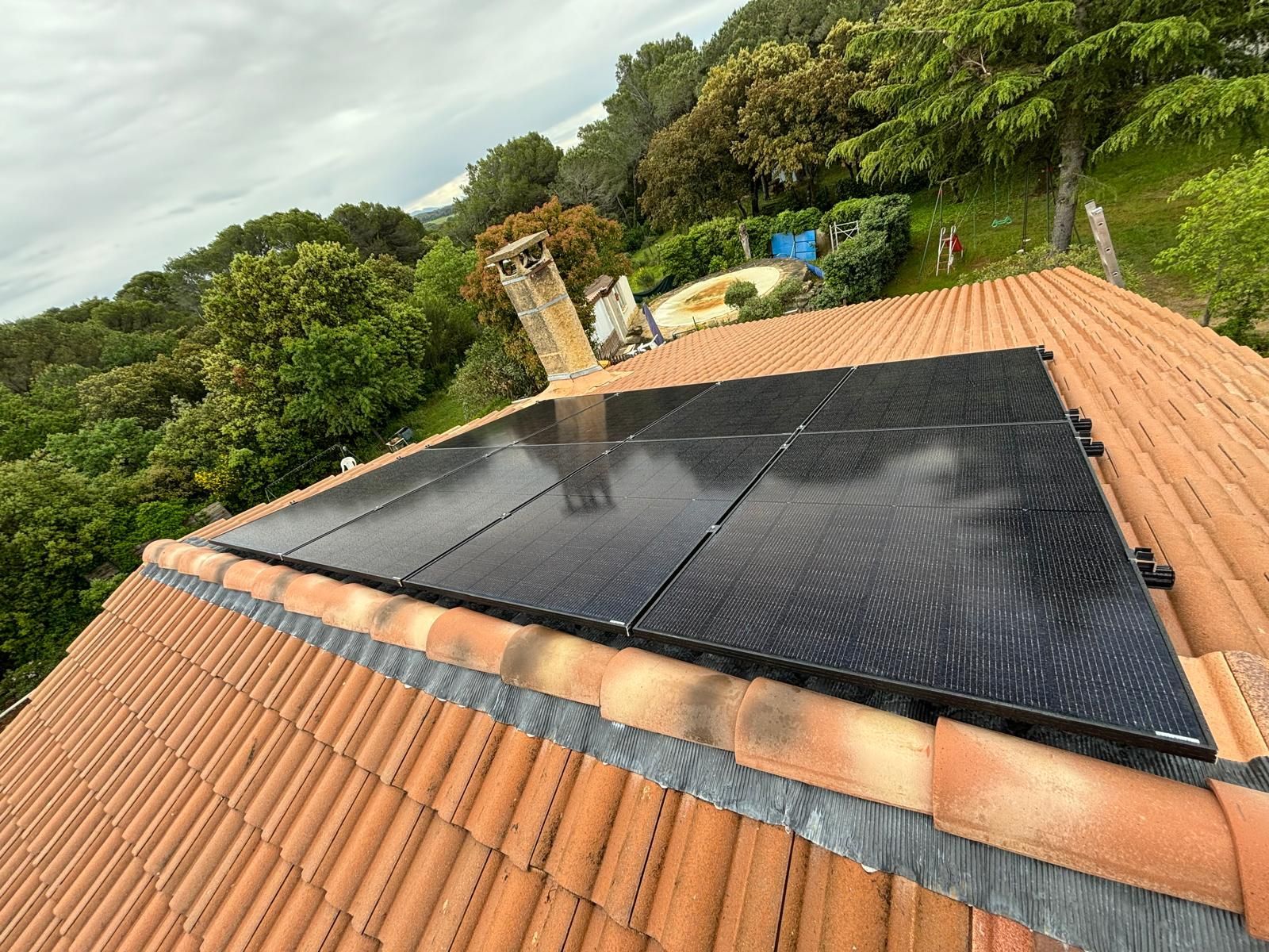 Des panneaux photovoltaïques sur une toiture de maison.