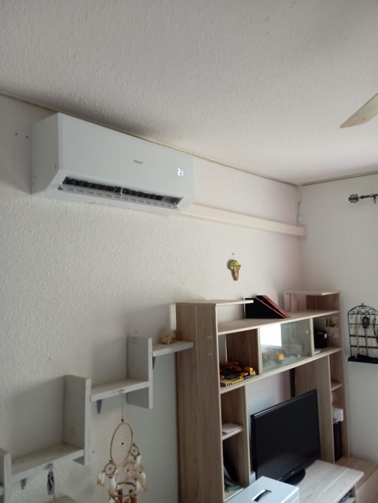 Une climatisation murale dans un salon.
