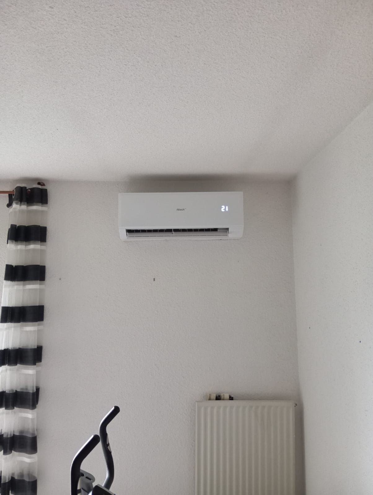 Une climatisation murale.