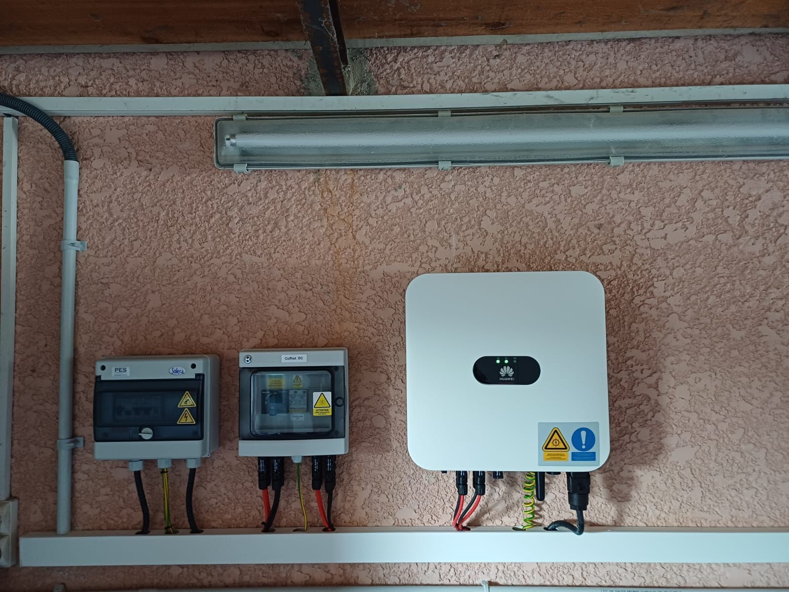 Un raccordement électrique du système d'énergie solaire.