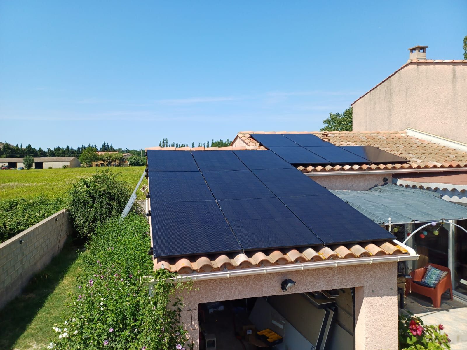 Panneaux solaires sur une toiture d'extension de maison.