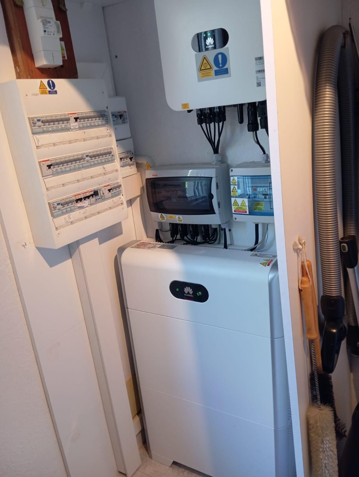 Une armoire électrique avec des raccordements aux systèmes de stockage d'énergie solaire.