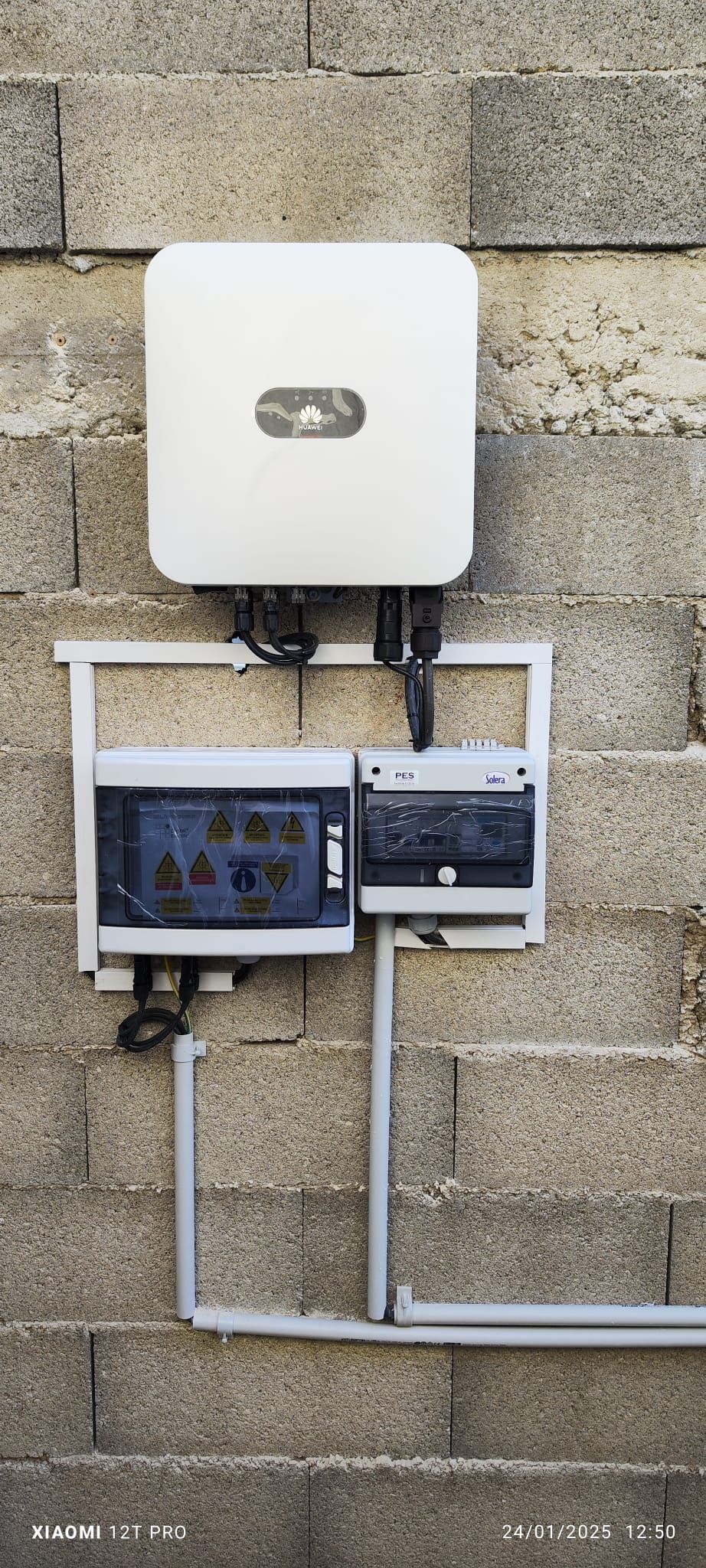 Un raccordement électrique pour le stockage d'énergie via des panneaux solaires.