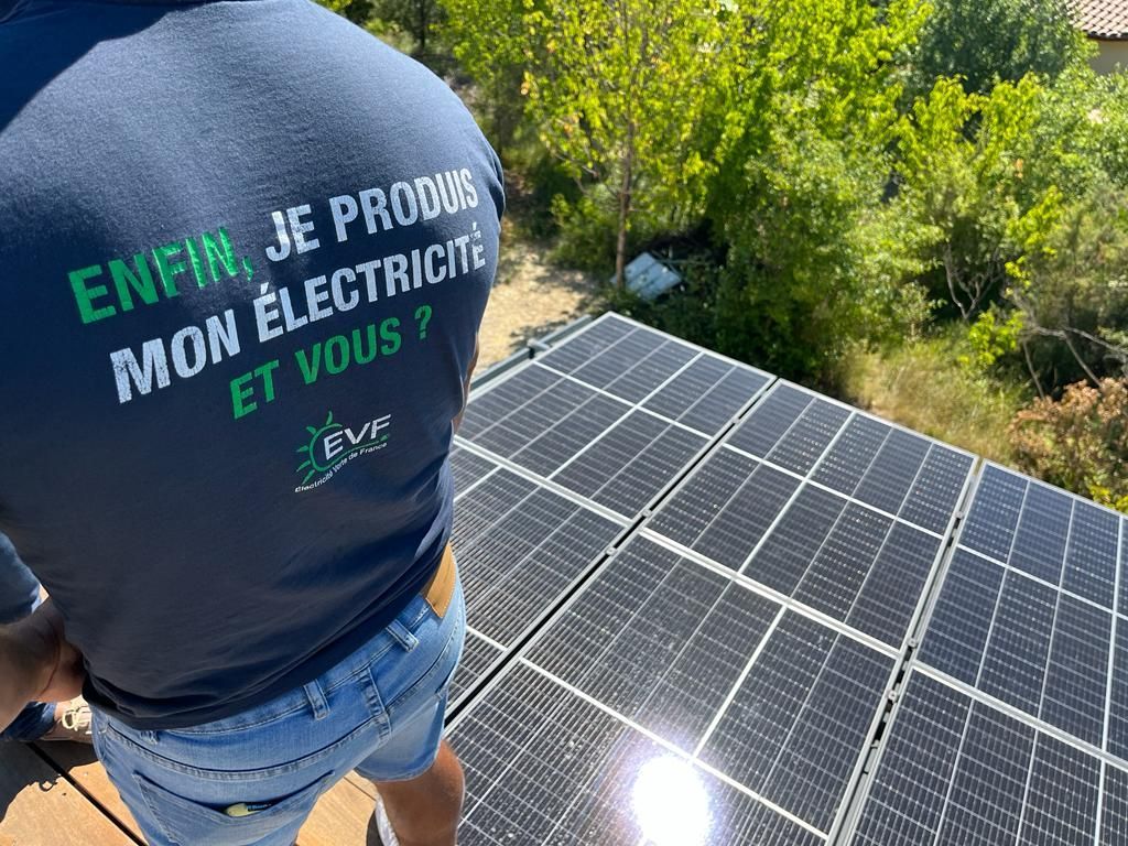 Le dos d'un artisan de EVF avec un t-shirt estampillé aux couleurs du logo de l'entreprise.