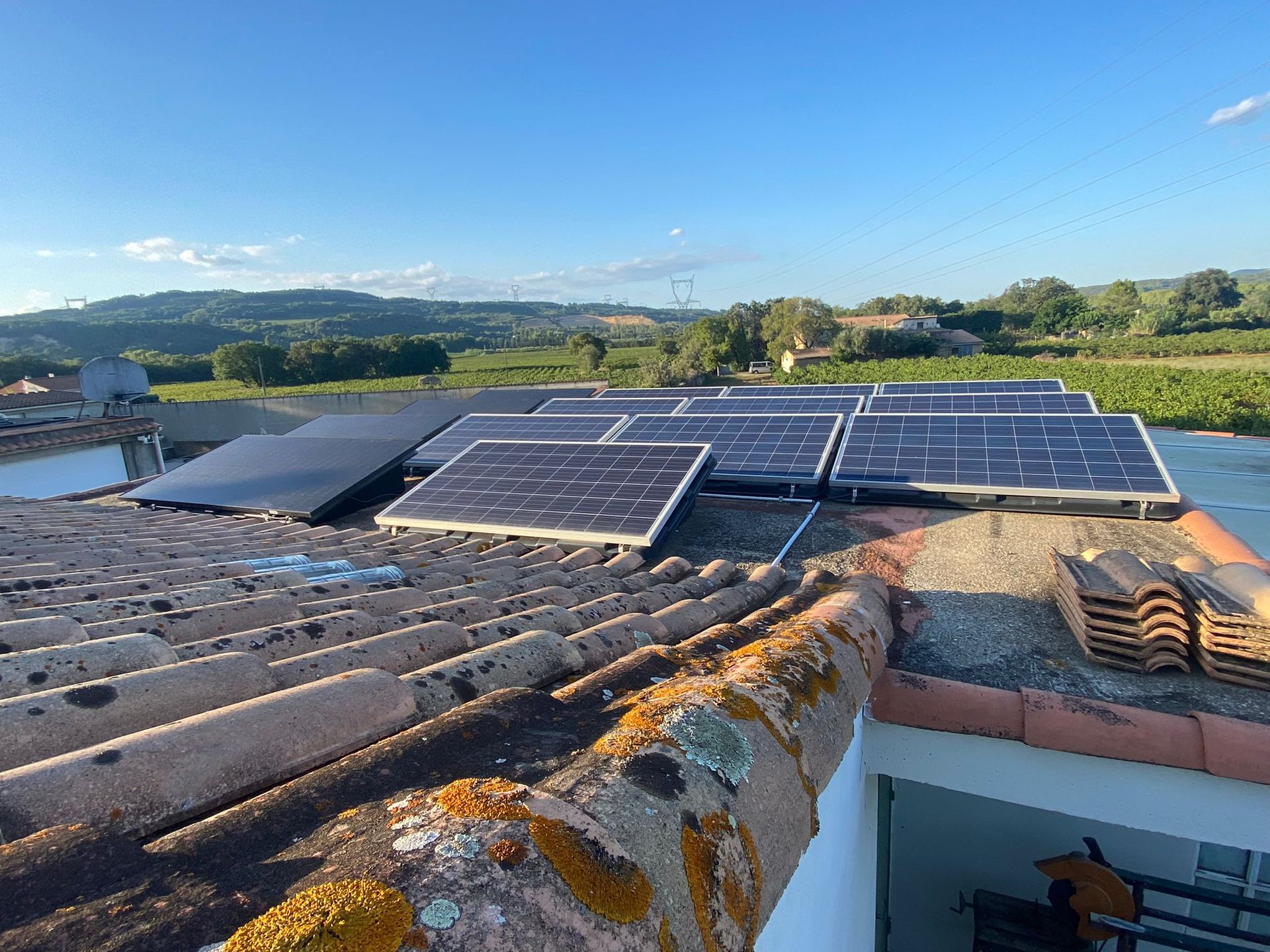 Plusieurs panneaux photovoltaïques sur un toit plat.