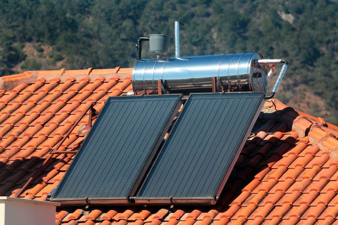 Chauffe-eau solaire sur une toiture en tuiles.