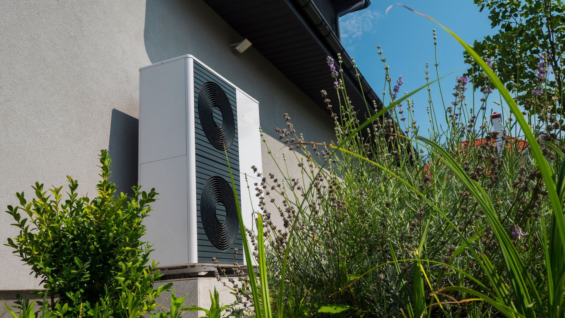 Unité de PAC air-eau en extérieur de maison.