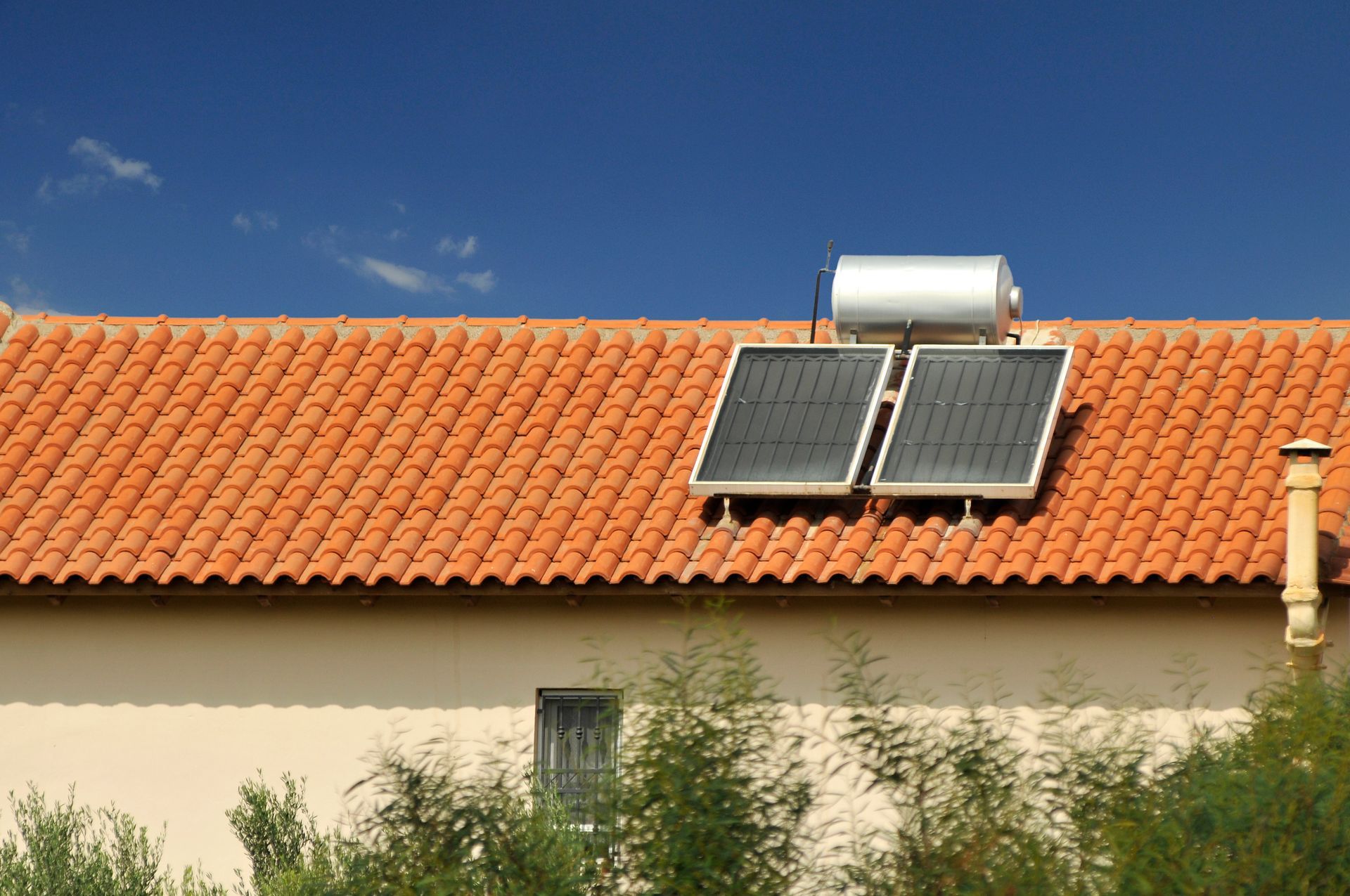 Toiture avec une installation de chauffe-eau solaire.