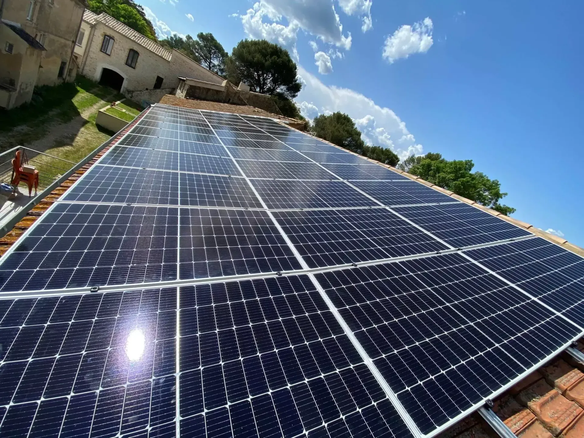 Plusieurs panneaux photovoltaïques en surimposition sur une maison