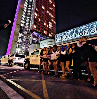 Un grupo de mujeres de pie frente a un centro de convenciones Hyatt Regency.